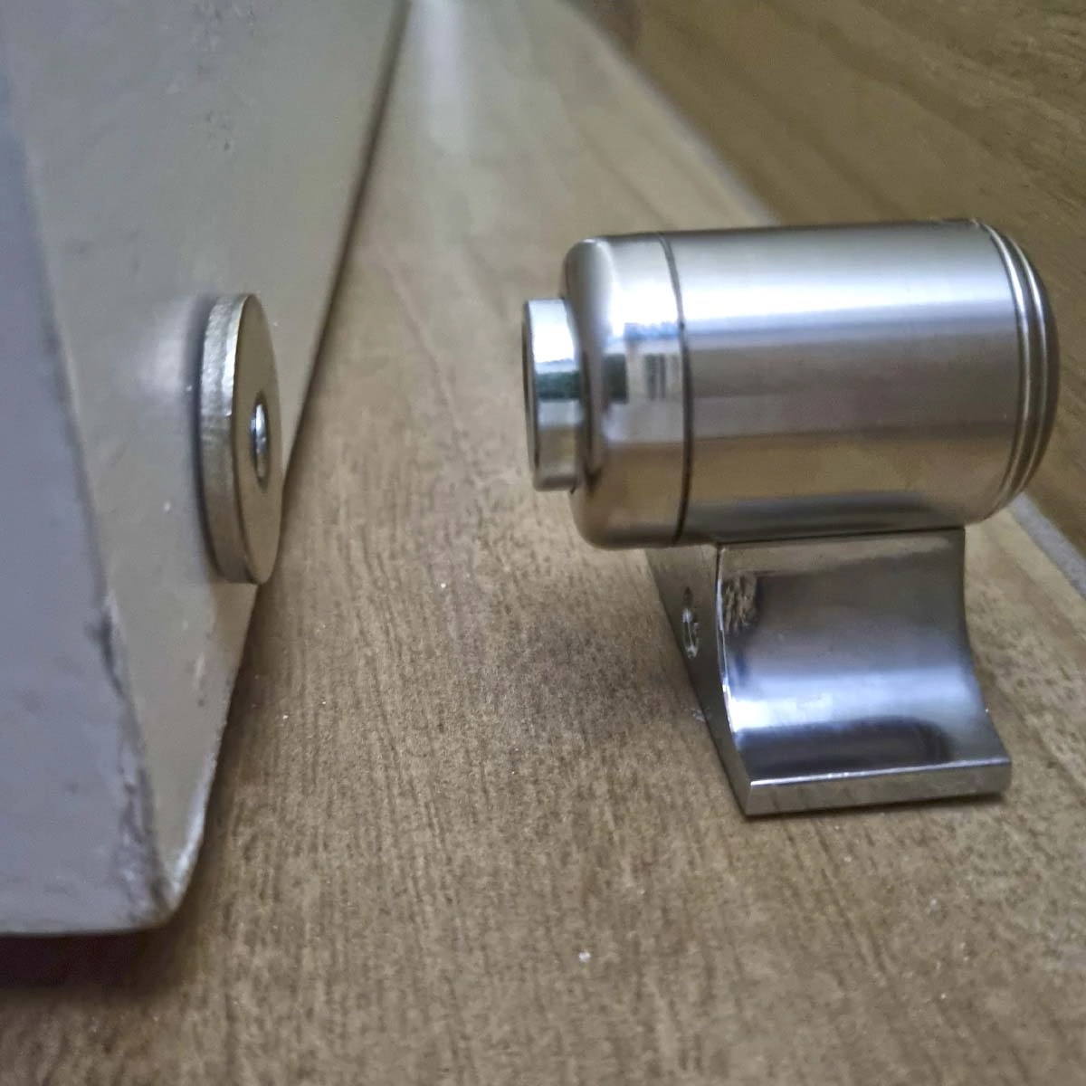 Fixador Prendedor Trava De Porta Magnético Cromado Super Imã De Neodímio