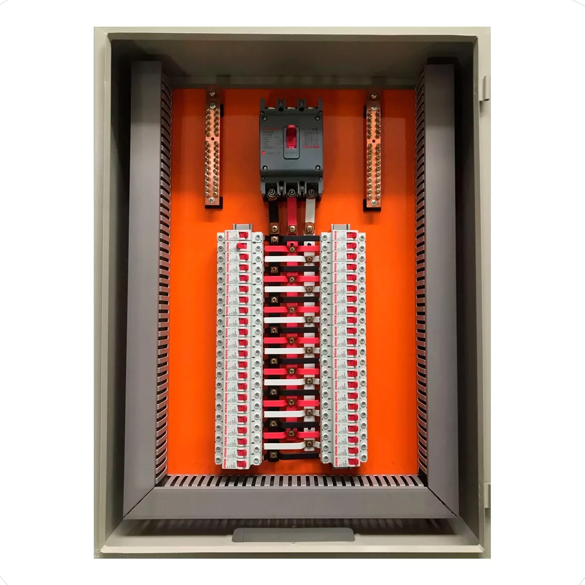 Quadro De Distribuição Sobrepor Com Kit Trifásico 150a Para 44 Circuitos