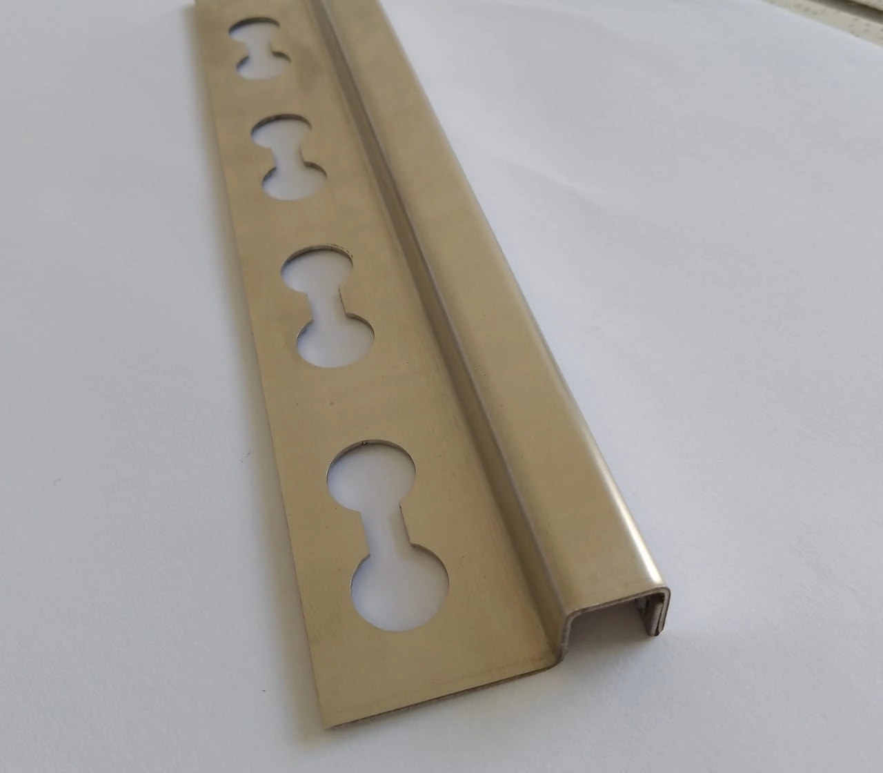 Operfil "u"- Escovado -  Aço Inox  304 - C/ Abas Perfuradas 12 X 1800 Mm