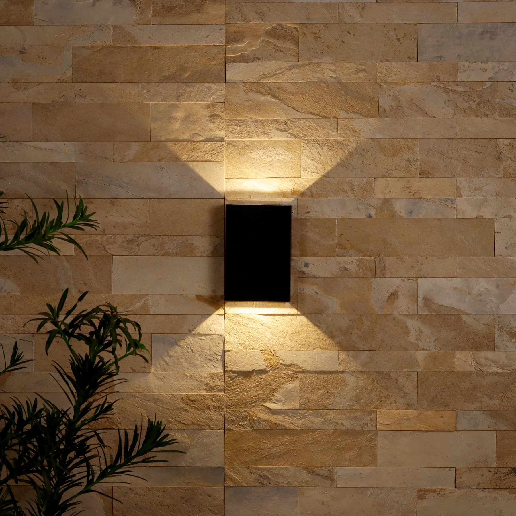 Arandela de Parede Externa IP65 LED Amarelo Cube Slim Gaya Preta Bivolt