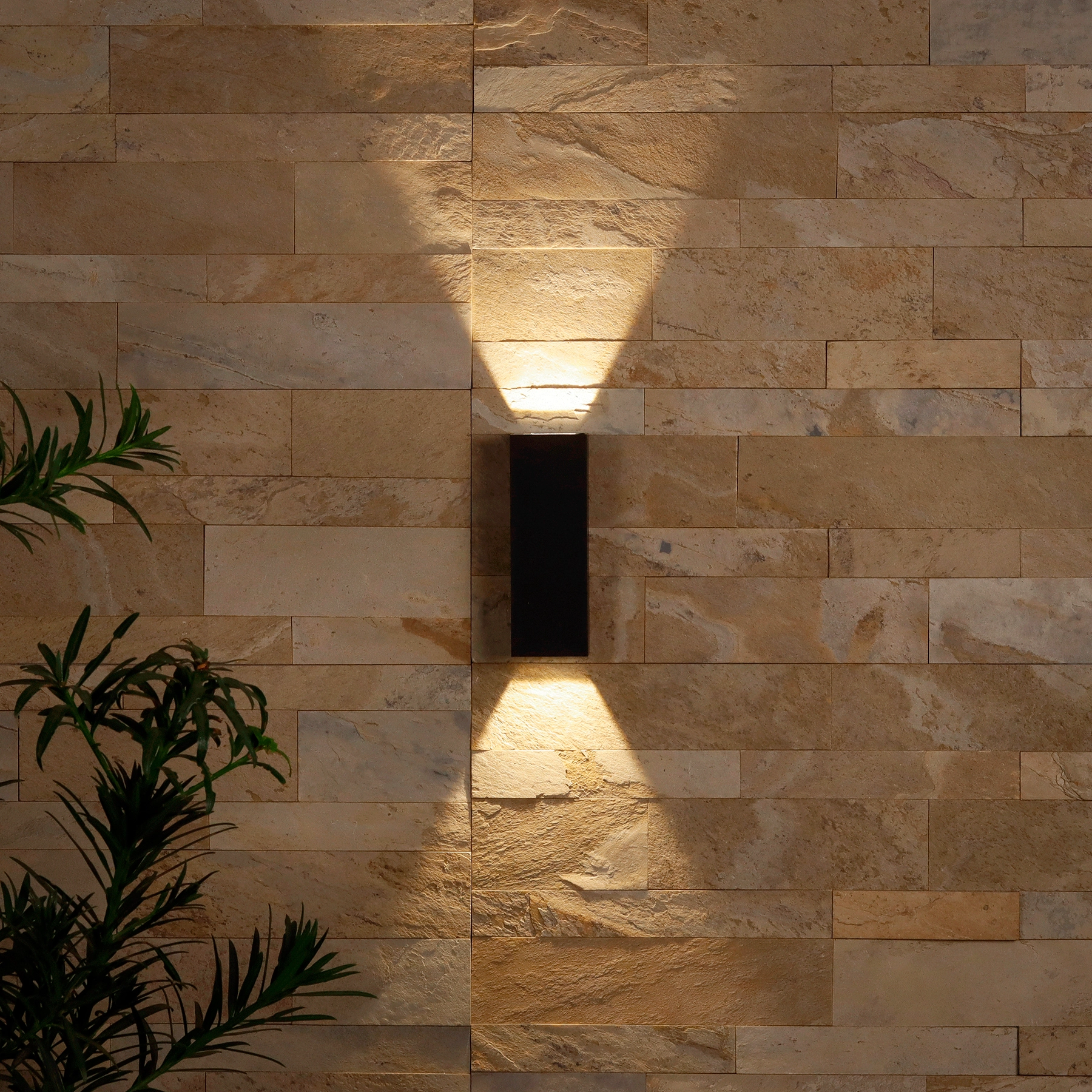 Arandela de Parede Externa IP65 LED Amarelo Focus Slim Gaya Preta Bivolt