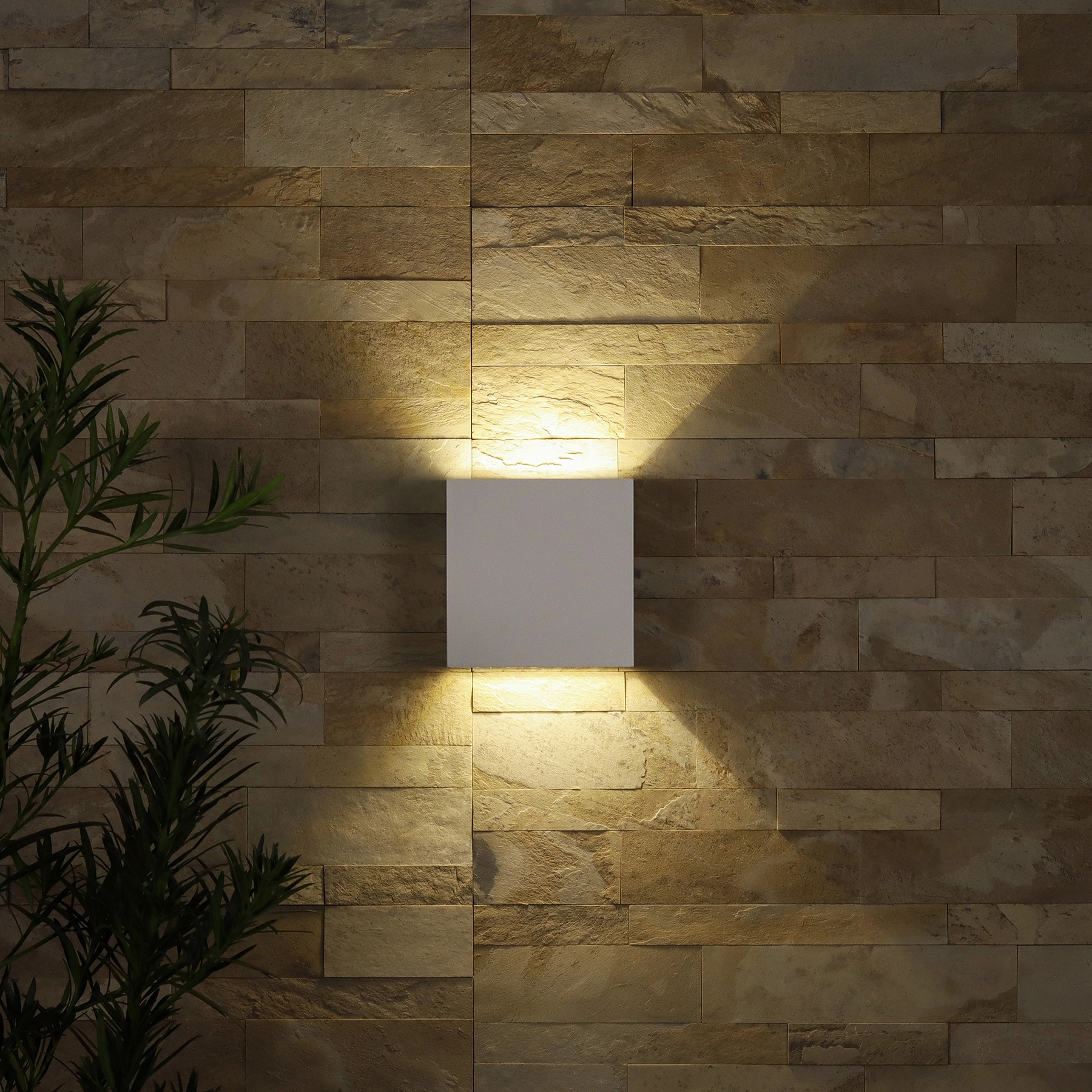 Arandela de Parede Externa LED Amarelo IP65 Facho Ajustável Blumenau Iluminação Branca Bivolt