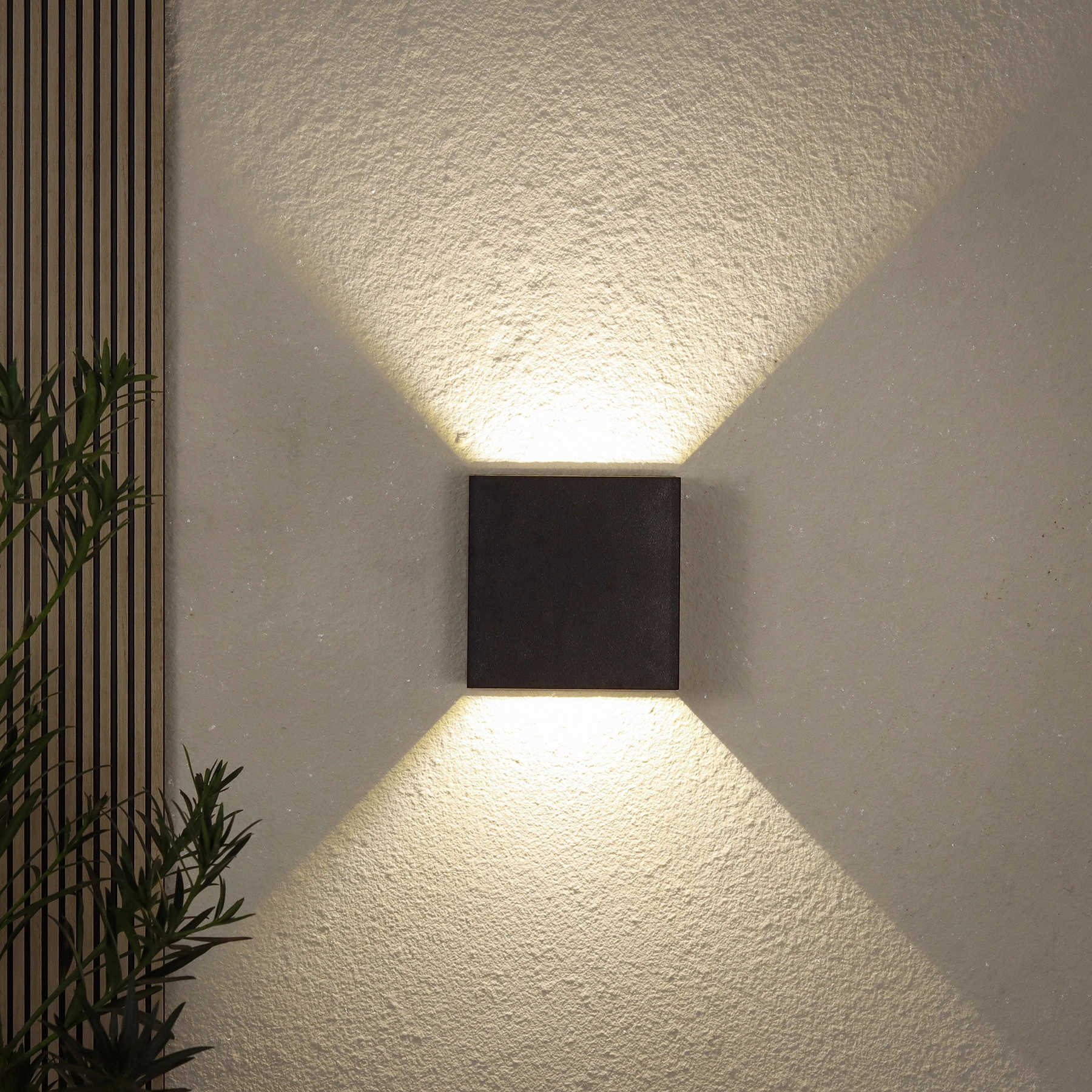 Arandela de Parede Externa LED Amarelo IP65 Facho Ajustável Blumenau Iluminação Preta Bivolt