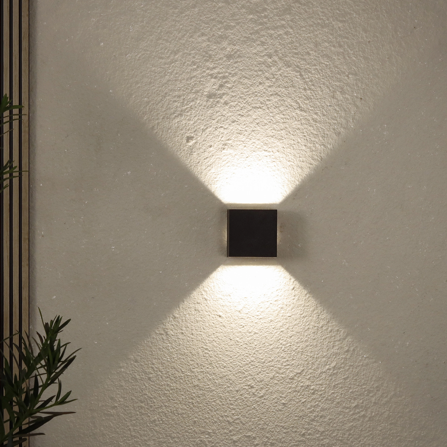 Arandela de Parede Externa LED Amarelo IP65 Nano Blumenau Iluminação Preta Bivolt