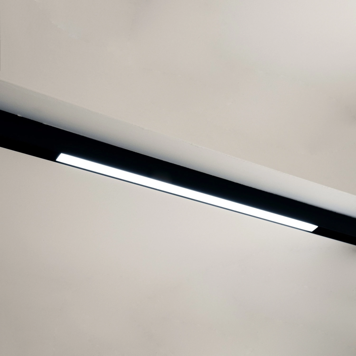 Plafon System Preto 2,2cm X 59,8cm X 4,4cm 1xled Integrado 18w 4000k 600lm Ip20 Preto