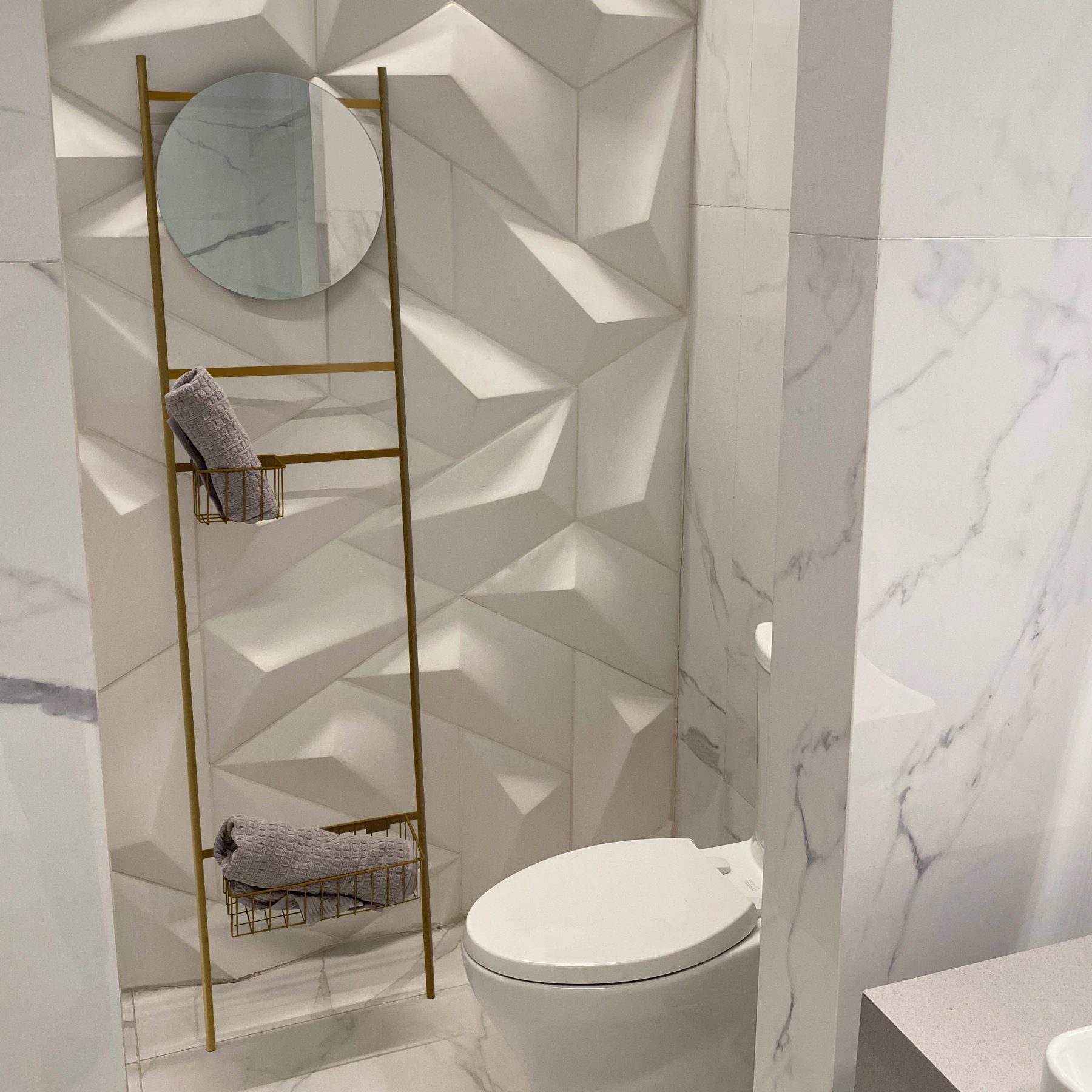 Porta Toalha Escada Aço Tali Dourado com Cesto 190x45cm E2G