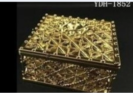 Lemb. Adorno Quadrado Dourado Ydh