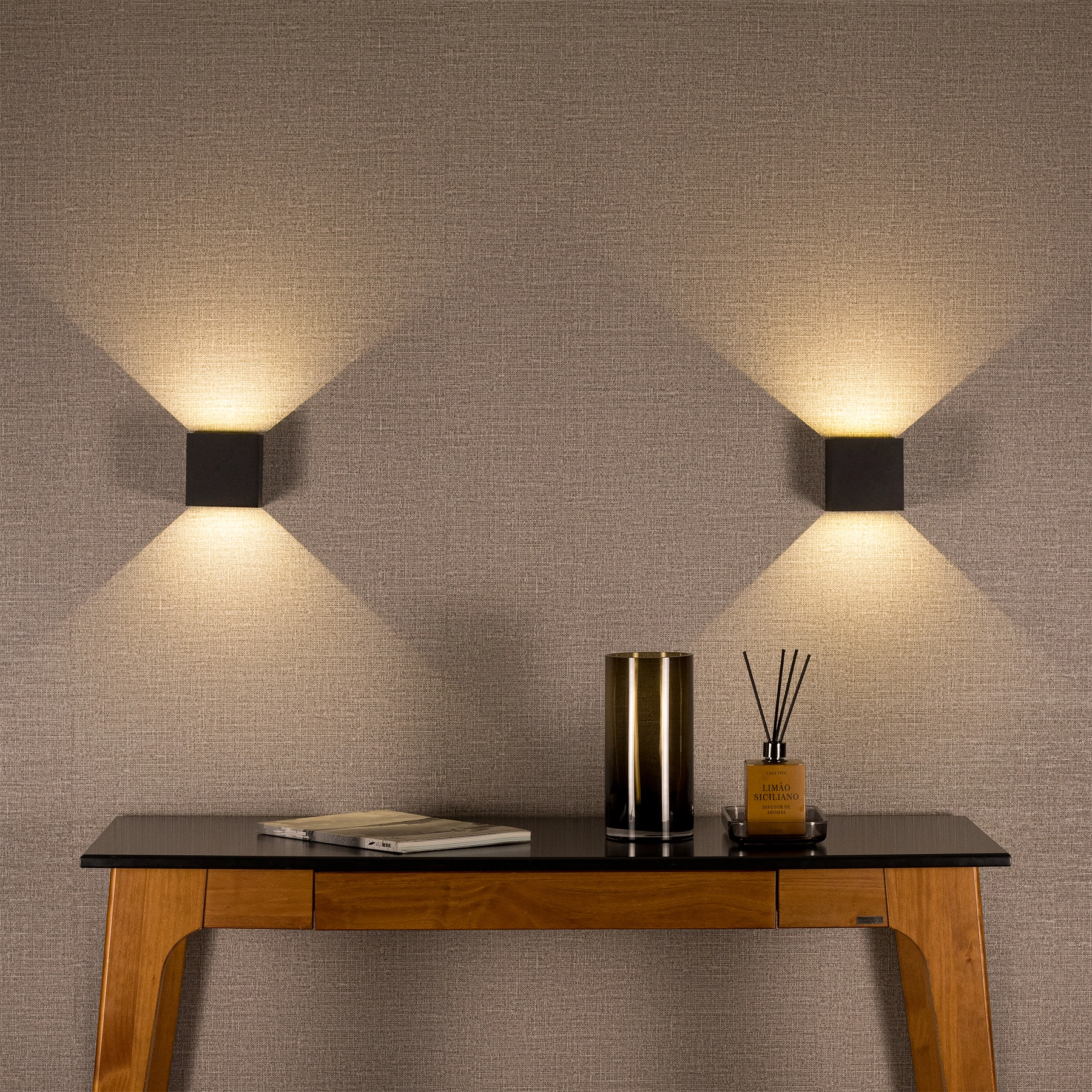 Arandela de Parede Interna Articulada LED Amarelo IP20 ECO3130 Inspire Preta Bivolt