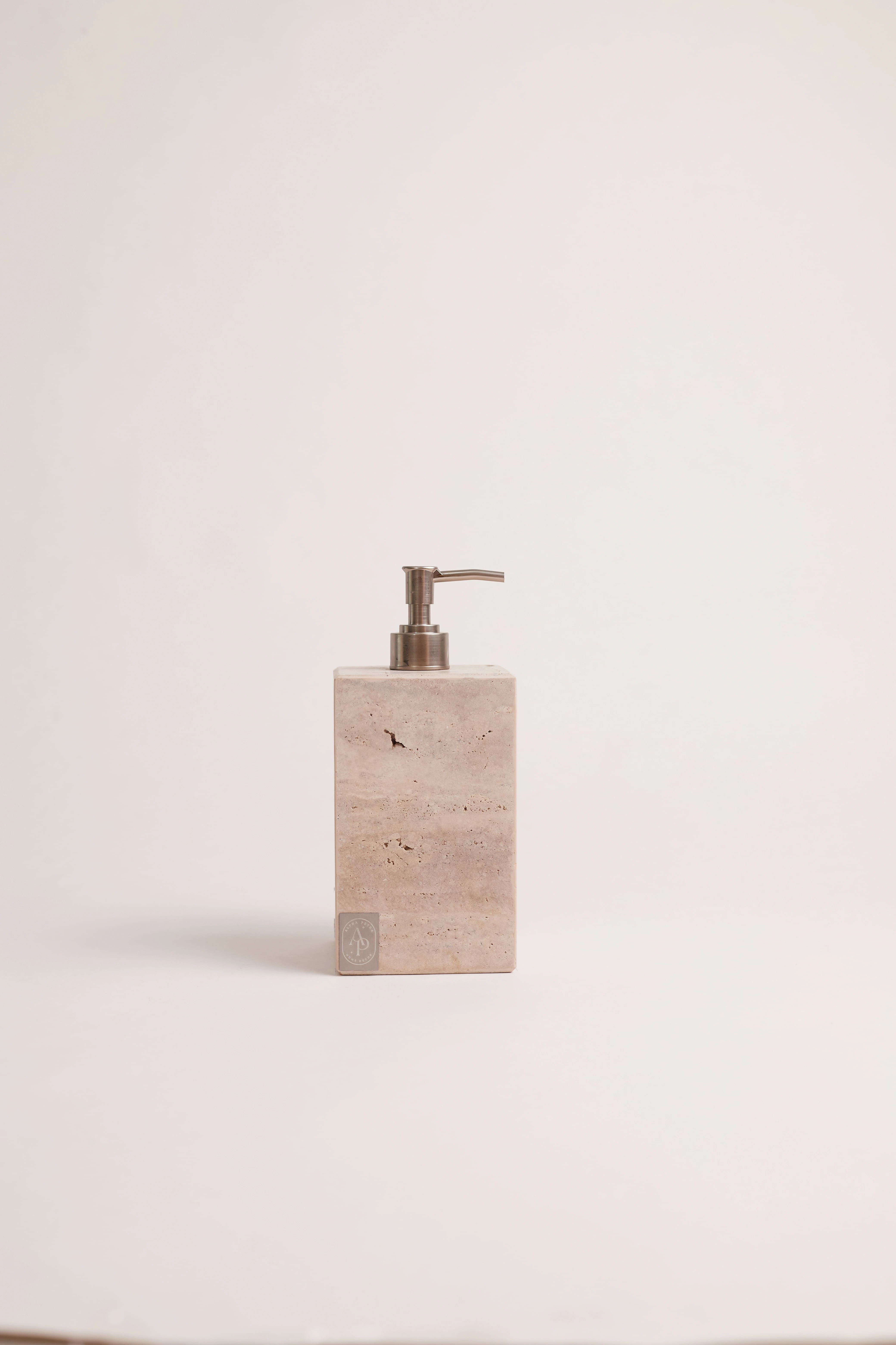 Saboneteira Travertino Romano Pump:prata