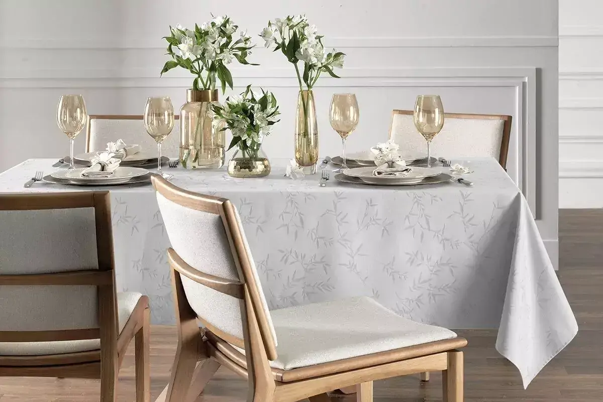 Toalha de Mesa Quadrada Karsten Celebration Verissimo Branca 180x180