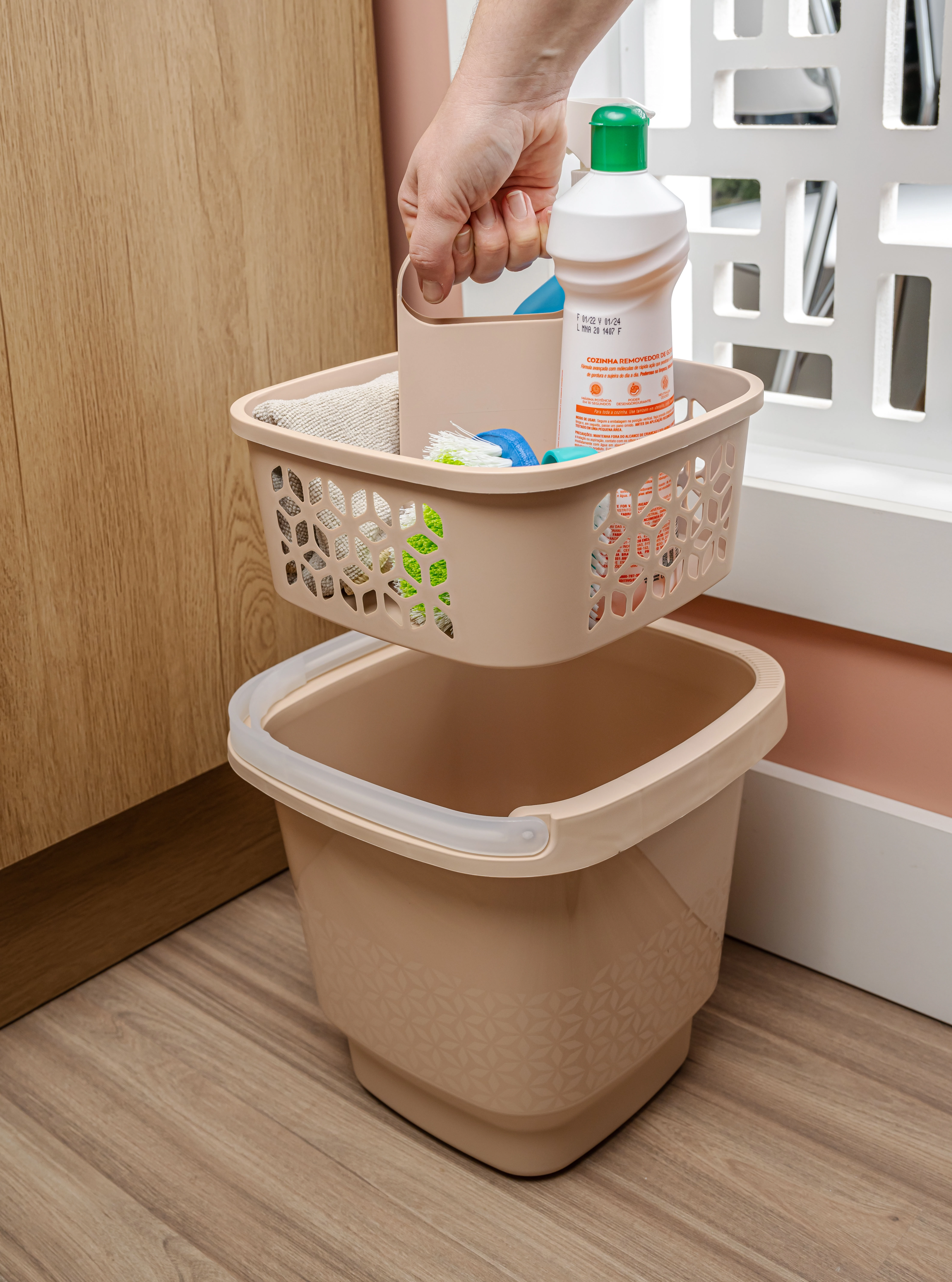 Cesto Organizador Plast P/produtos Limpeza Uz Cappuccino