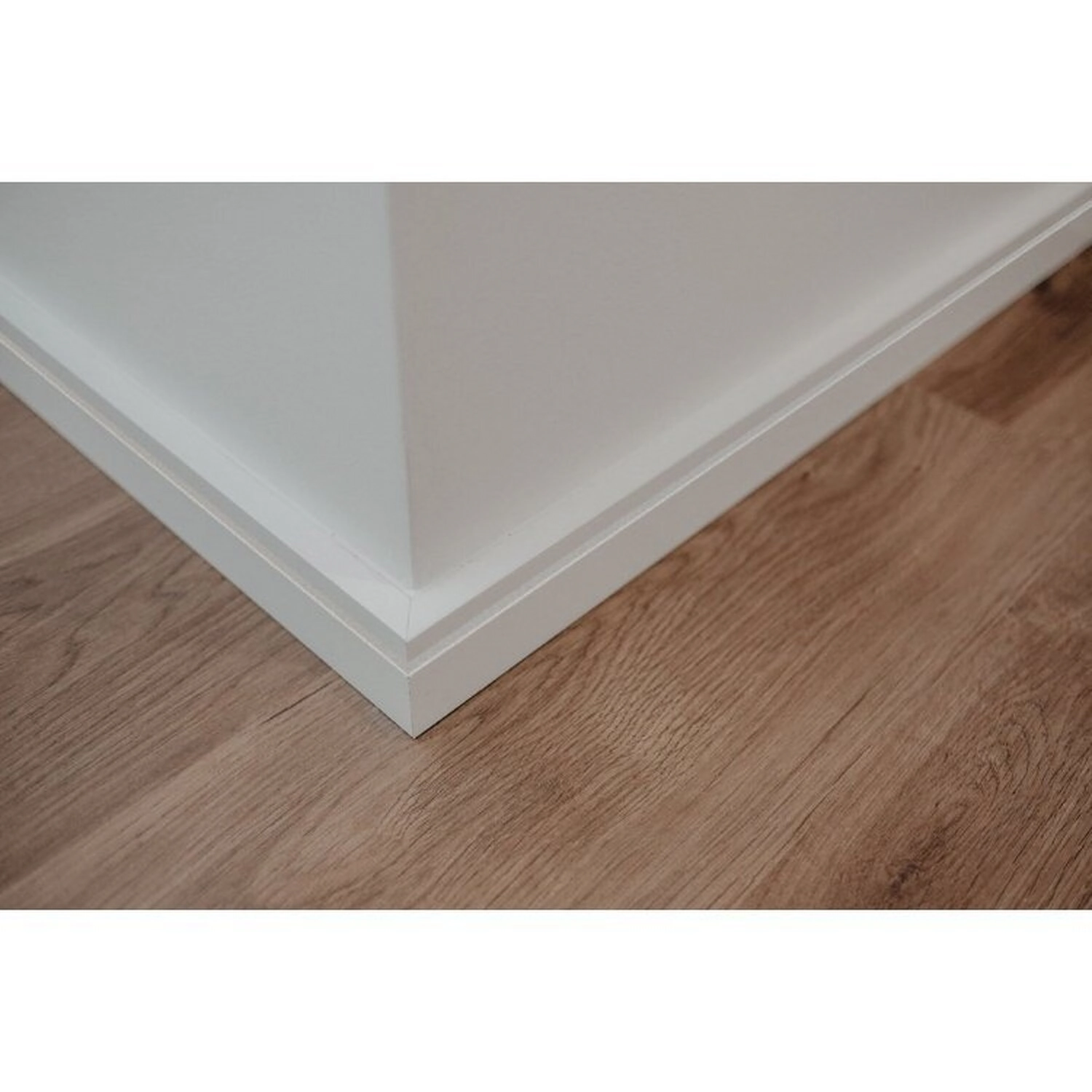 Kit Com 3 Barras Rodapé De Mdf 7cmx15mmx1.85m Revestido Frisado 5,55m  Branco